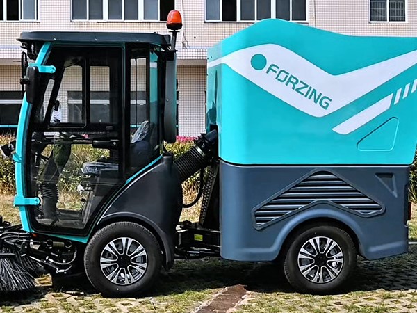 工廠內(nèi)的狹窄過道、廠區(qū)內(nèi)的綠道，純電動(dòng)掃路機(jī)都能輕松清掃